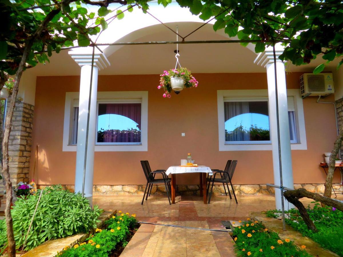 Beach Apartments Roza - The Garden Apartment Biograd Na Moru Extérieur photo